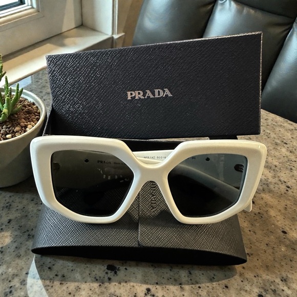 🔥 PRADA White Cat-Eye Sunglasses - Picture 16 of 16